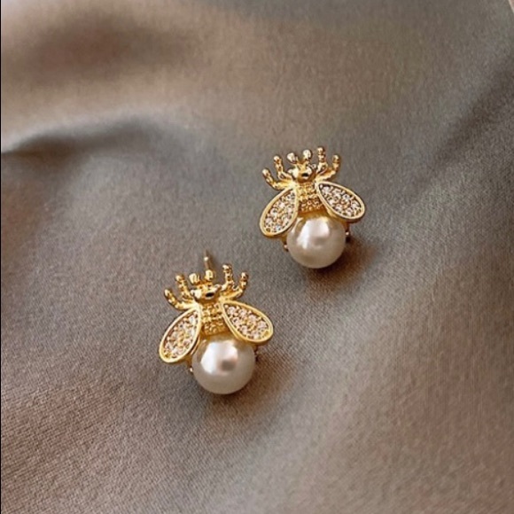 Little Bee Pearl Earrings - Picture 4 of 4